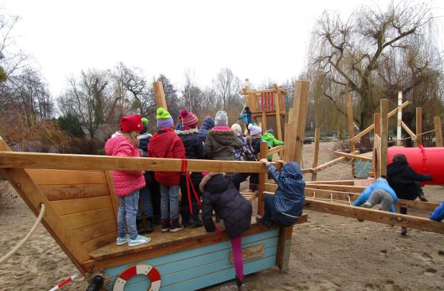 Spielplatz auf der Freundschaftsinsel bekommt neues Holzschiff  . Foto Landeshauptstadt Potsdam/ Dana Fiebig Spielplatz auf der Freundschaftsinsel bekommt neues Holzschiff