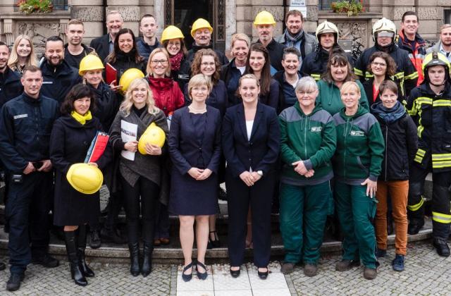 Das Gruppenfoto zeigt rund 40 Mitarbeiterinnen und Mitarbeiter der Landeshauptstadt Potsdam aus verschiedenen Arbeitbereichen.