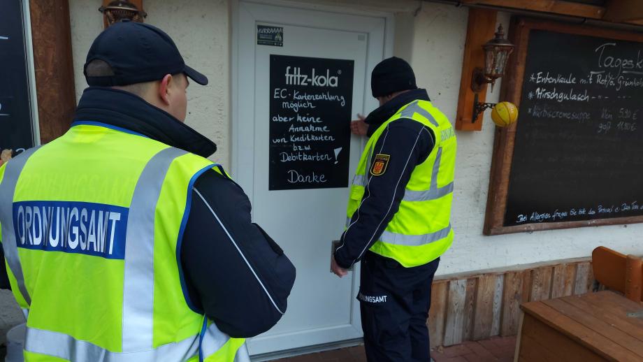 Mitarbeitende des Ordnungsamtes bei der Evakuierung