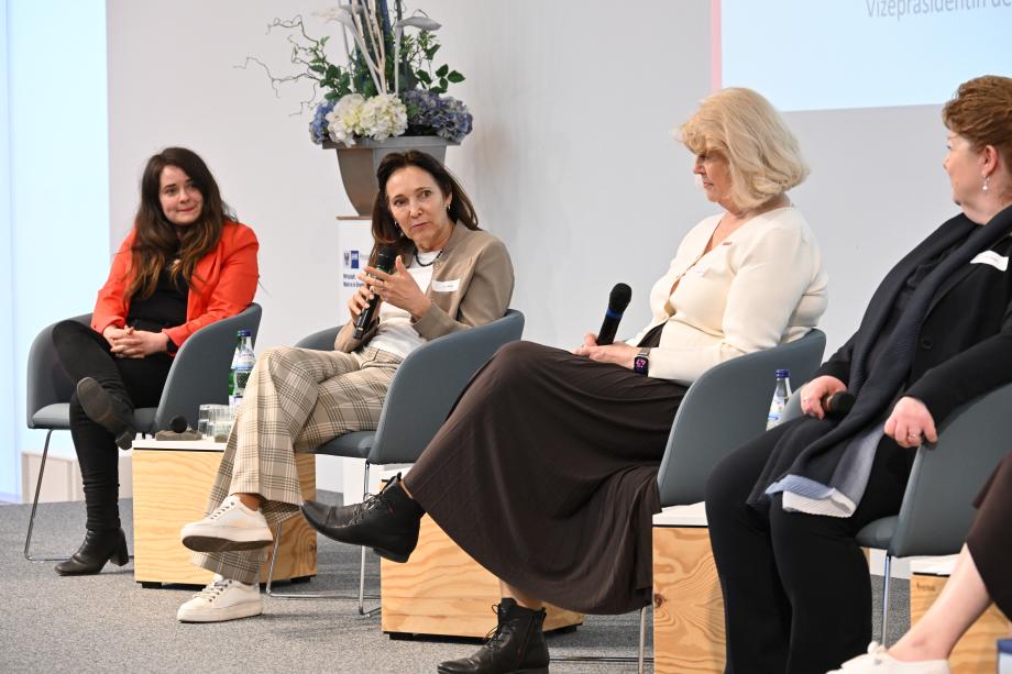 Claudia Sprengel, Ina Hänsel, Dörte Thie und Kerstin Jöntgen auf der Bühne