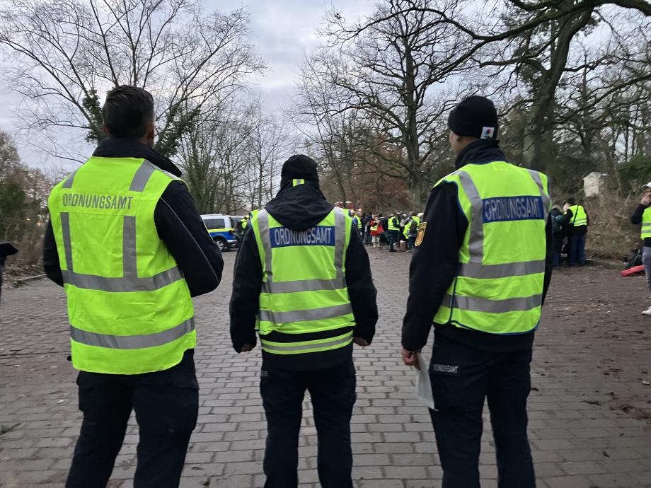 Einsatzkräfte bei der Bombenentschärfung am 27. November 2025