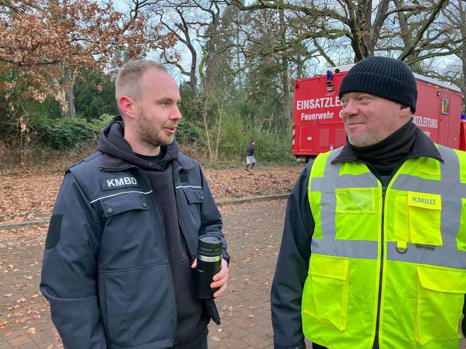 Sprengmeister Mike Schwitzke und sein Kollege Markus Kreuzer bei der Bombenentschärfung am 27. November 2025