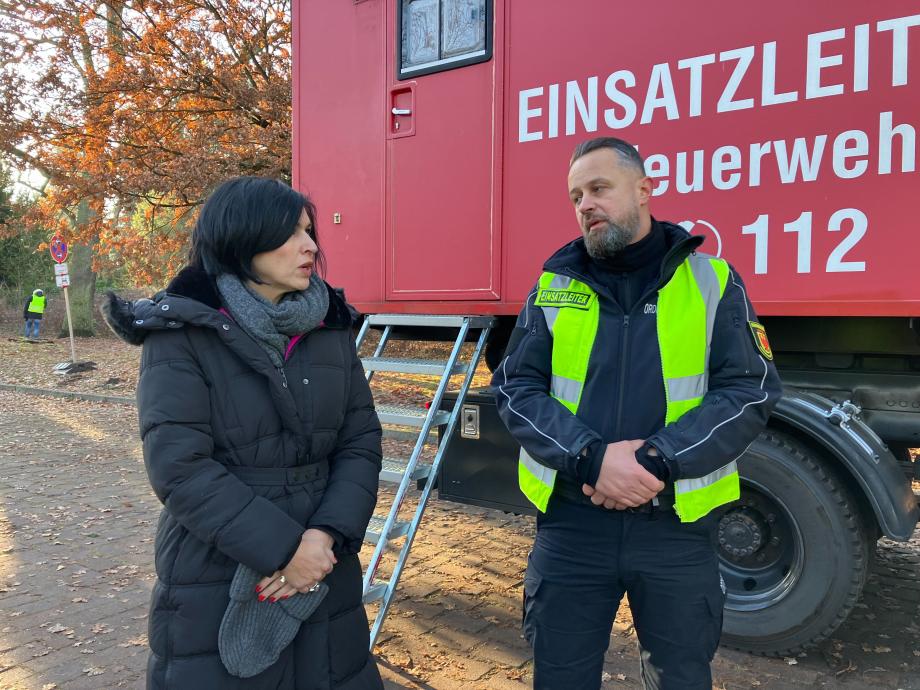 Oberbürgermeisterin Noosha Aubel und Einsatzleiter Kai Lange bei der Bombenentschärfung