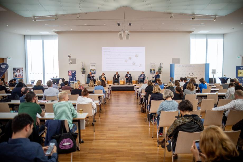Viele Menschen im Havel-Saal der IHK Potsdam