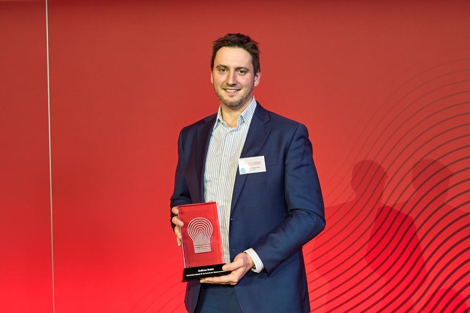 Peter Hertenstein mit dem Innovationspreis Berlin Brandenburg 2025 in der Hand