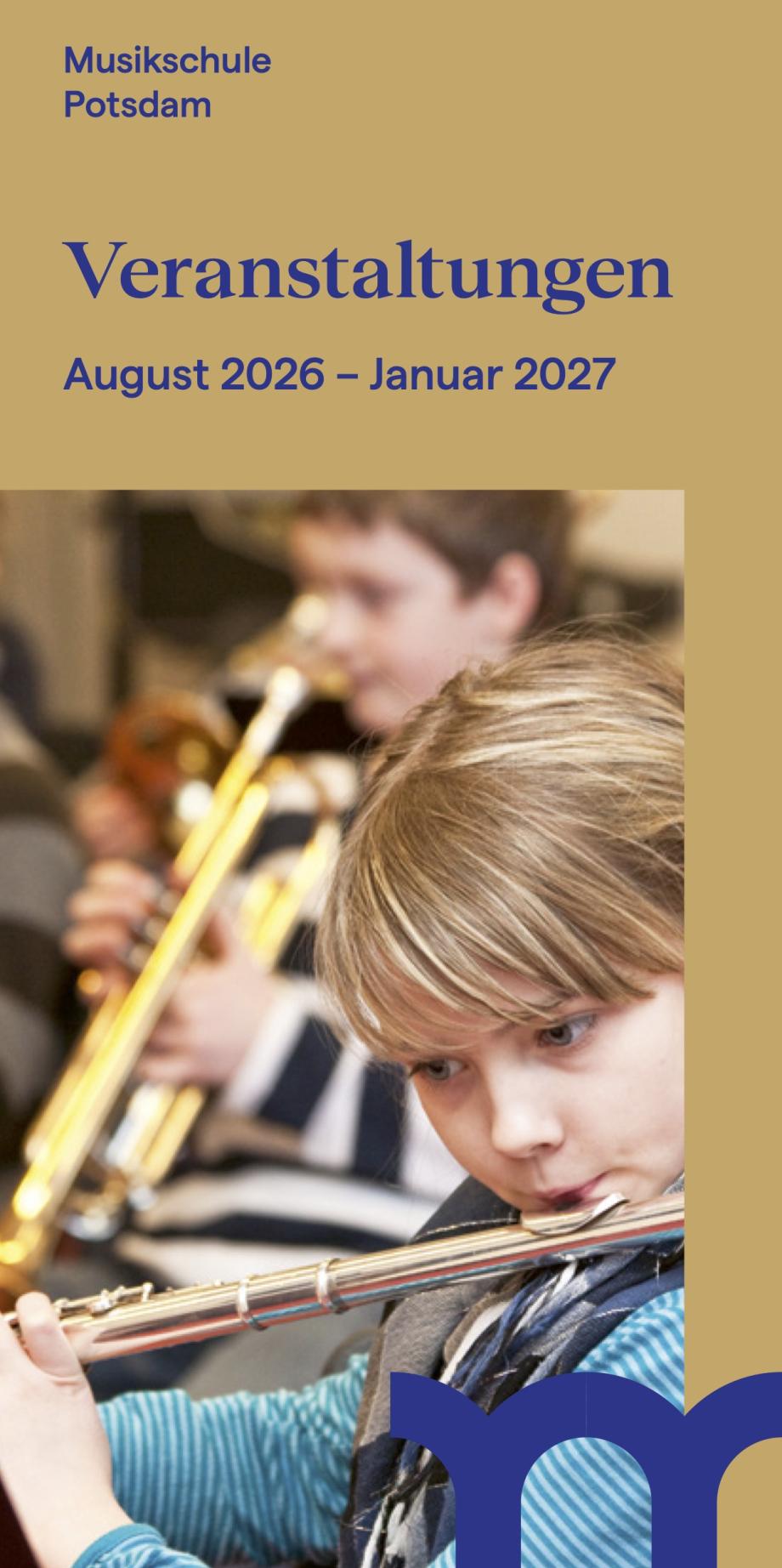 Auf einem Flyer sehen wir Kinder beim Spielen von Blasinstrumenten