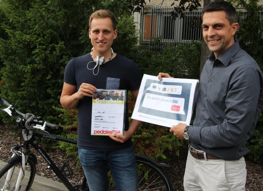 Der Gewinner der Autokorrektur-Aktion, Leo Selig, mit Norman Niehoff vom Bereich Verkehrsentwicklung 