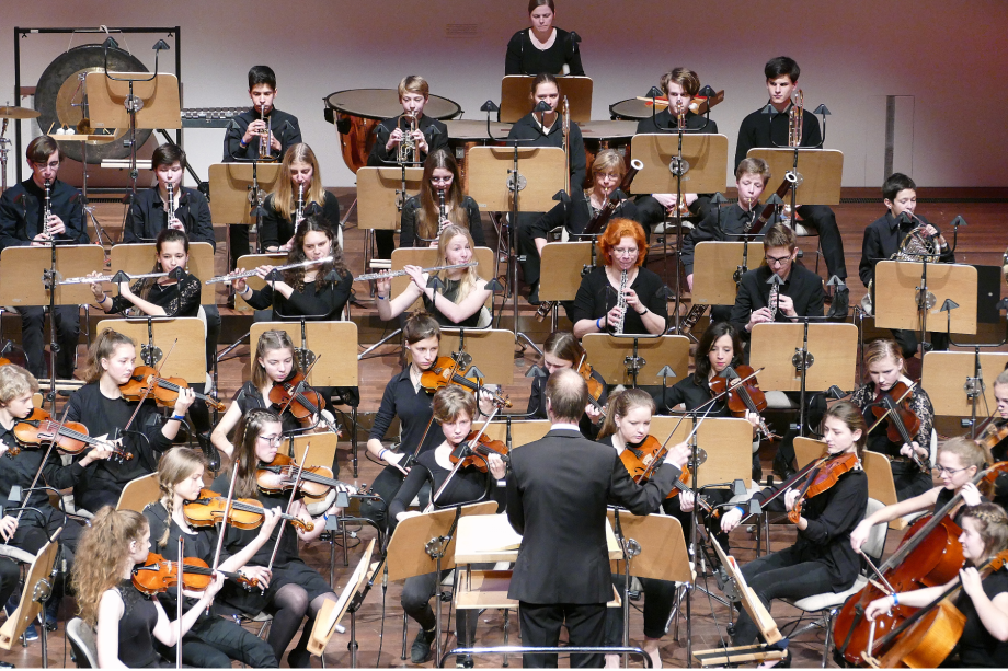 Jugendsinfonieorchester der Städtischen Musikschule Potsdam Das Jugendsinfonieorchester der Städtischen Musikschule Potsdam in einer Teilaufnahme auf der schön ausgeleuchteten Bühne des Nikolaisaal im Jahre 2018 wird von Andreas Terje dirigiert.