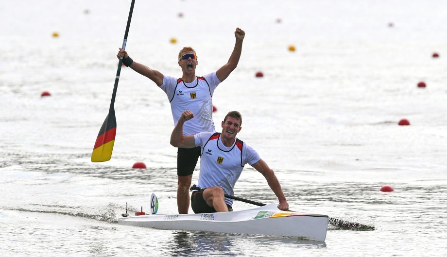 Die beiden Kanuten Sebastian Brendel und Jan Vandrey jubeln in ihrem Kanu.