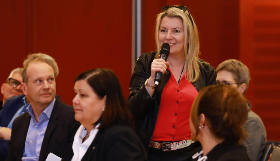 Dame im Publikum mit Mikrofon
