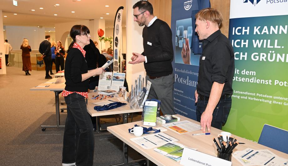 Menschen, die sich auf dem Marktplatz beraten lassen