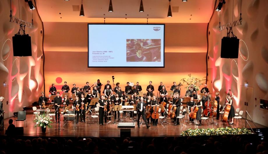 Jahresempfang 2023 Junge Musikerinnen und Musiker der Städtischen Musikschule „Johann Sebastian Bach“ unter Leitung ihres Dirigenten Andreas Jeyre Jahresempfang 2023 Junge Musikerinnen und Musiker der Städtischen Musikschule „Johann Sebastian Bach“ unter Leitung ihres Dirigenten Andreas Jeyre