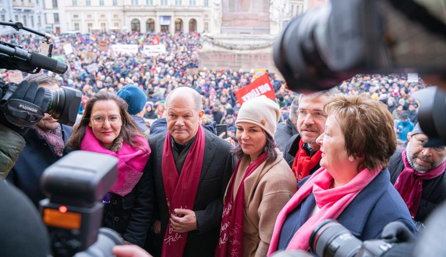 Bundeskanzler Olaf Scholz, Außenministerin Annalena Baerbock, Oberbürgermeister Mike Schubert und Kultur-Ministerin Dr. Manja Schüle bei der Kundgebung in Potsdam