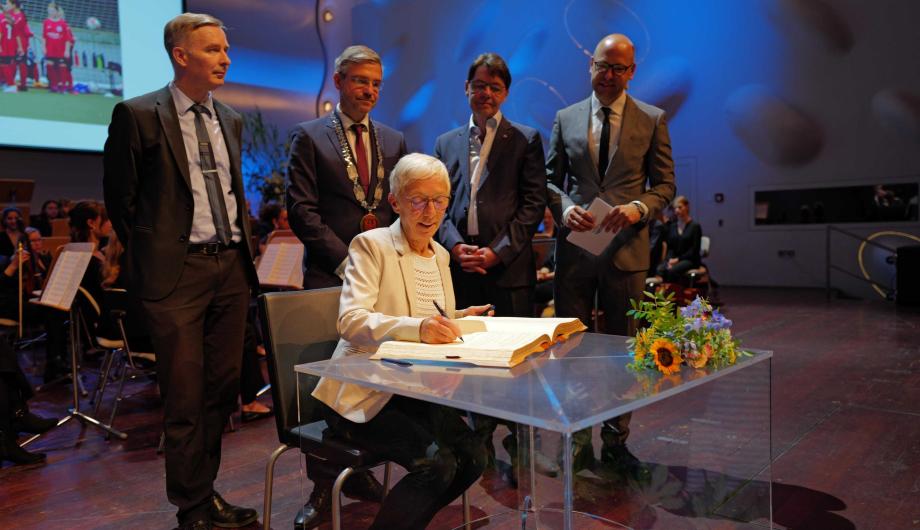 Bettina Stoof trägt sich ins Golden Buch der Stadt ein.