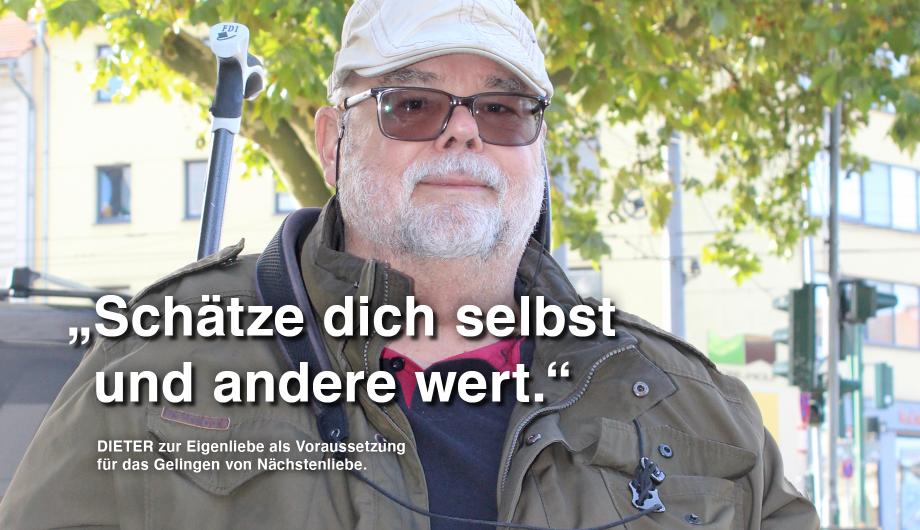 Ein älterer Mann mit weißem Bart und Brille steht draußen vor einem Baum, durch dessen Blätter Sonnenlicht fällt. Er trägt eine beige Schirmmütze, eine Sonnenbrille und eine olivgrüne Jacke. Rechts im Bild steht in großer weißer Schrift: „Schätze dich selbst und andere wert.“ Darunter in kleiner Schrift: „DIETER zur Eigenliebe als Voraussetzung für das Gelingen von Nächstenliebe.“