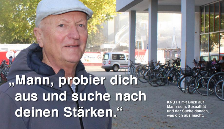Ein Mann mit Schiebermütze schaut in die Kamera. Rechts im Bild steht in großer weißer Schrift: „Mann, probier dich aus und suche nach deinen Stärken.“ Darunter in kleiner Schrift: „KNUTH mit Blick auf Mann-sein, Sexualität und der Suche danach, was dich ausmacht.“