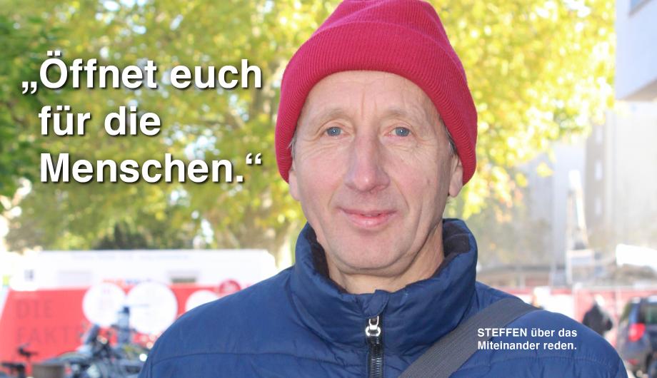 Ein Mann mit roter Mütze draußen vor einem Baum, durch dessen Blätter Sonnenlicht fällt. Rechts im Bild steht in großer weißer Schrift: „Öffnet euch für die Menschen.“ Darunter in kleiner Schrift: „STEFFEN über das Miteinander reden.“