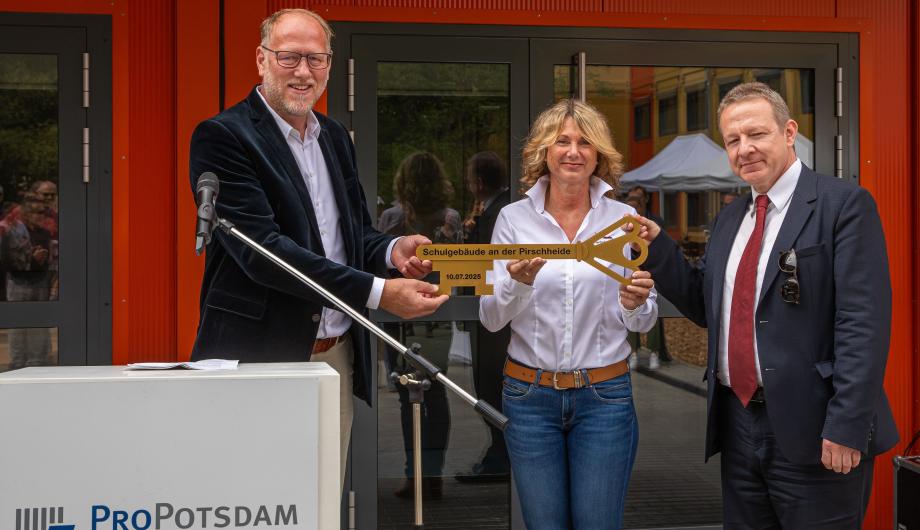 Übergabe des Schulersatzbaus an der Pirschheide mit Bert Nicke, Dr. Iris Gerloff und Torsten Wiegel