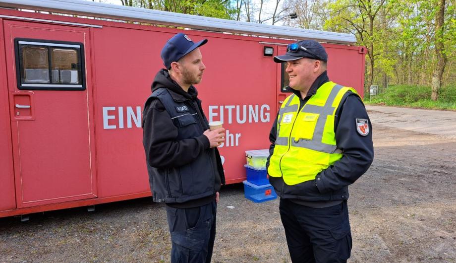 Sprengmeister Mike Schwitzke (r.) und sein Kollege Markus Kreuzer