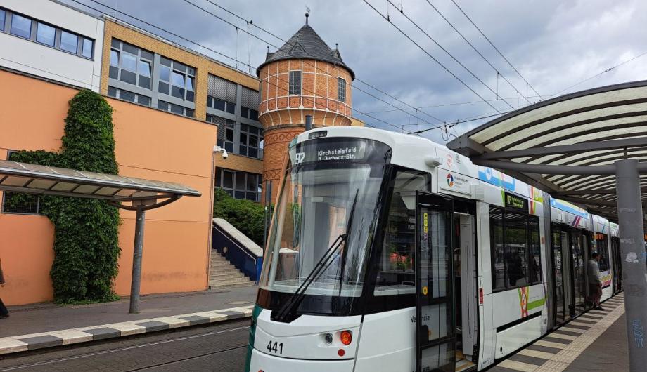 Tram am Potsdamer Hauptbahnhof 