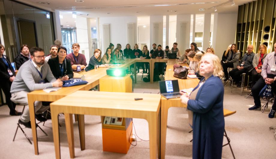 Uta Meng beim Vortrag "Wo melde ich was an? Genehmigungsprozesse einfach erklärt."