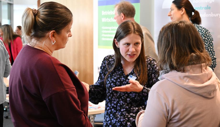 Menschen, die sich auf dem Marktplatz beraten lassen