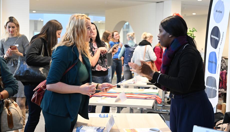 Menschen, die sich auf dem Marktplatz beraten lassen