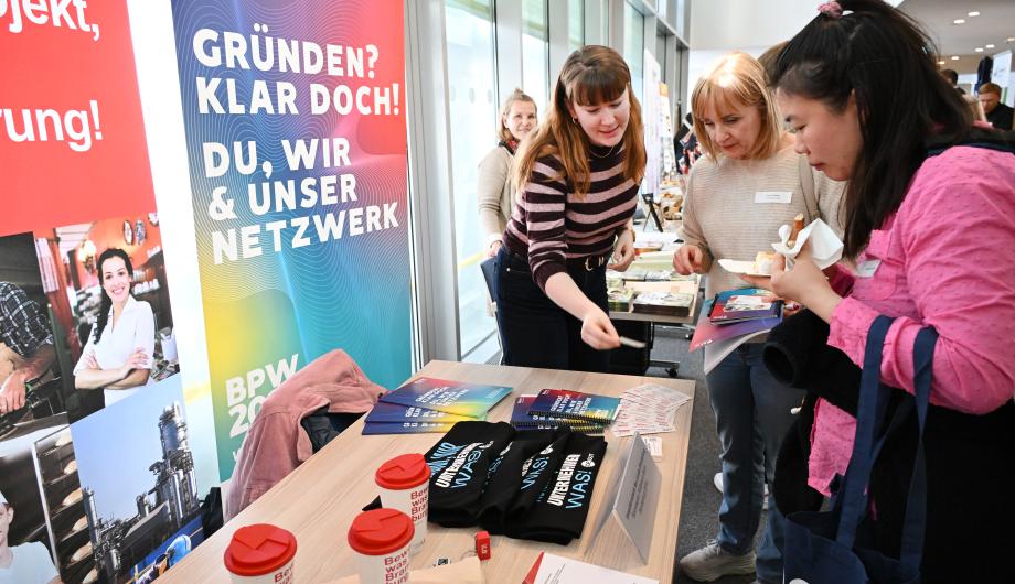 Menschen, die sich auf dem Marktplatz beraten lassen