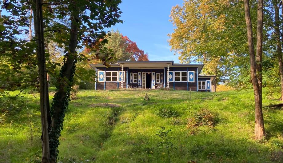 Das historische Alexander-Haus Das historische Alexander-Haus inmitten einer grünen Wiese und umrahmt von Bäumen