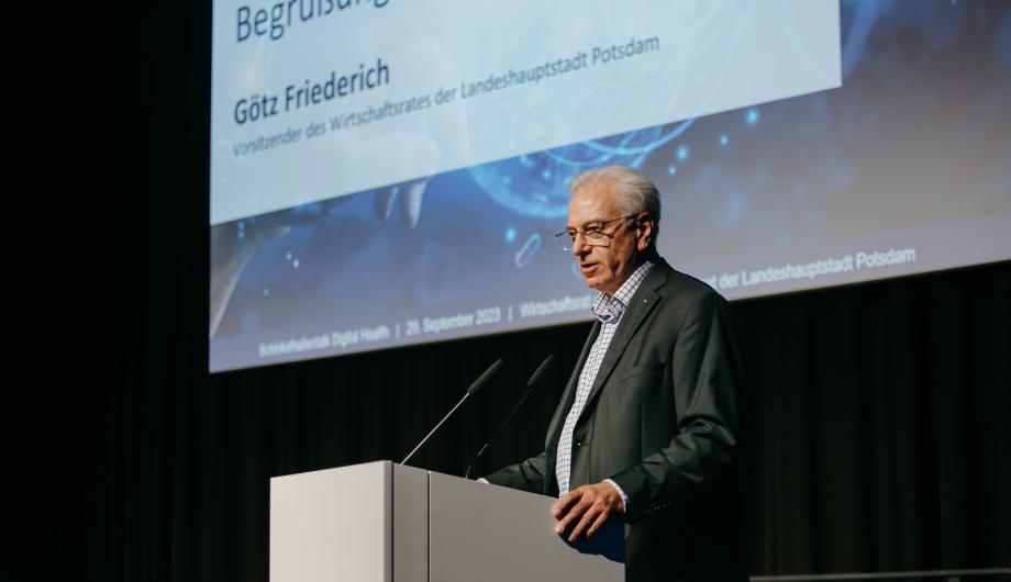 Götz Friederich - Vorsitzender des Wirtschaftsrates der Landeshauptstadt Potsdam auf dem Podium