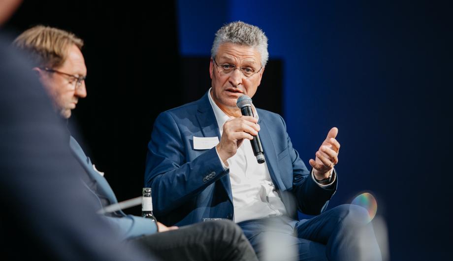 Prof. Dr. Dr. h.c. mult. Lothar H. Wieler - Leiter des Fachgebiets Digital Global Public Health und Sprecher des Digital Health Clusters am Potsdamer Hasso-Plattner-Institut auf dem Podium