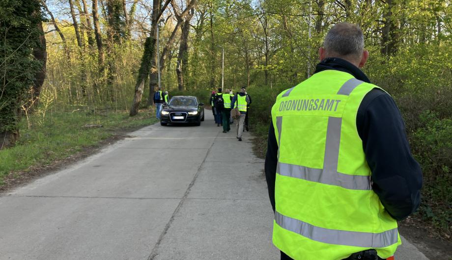 Absperrtrupps bei der Bombenentschärfung 23. April tragen Warnwesten.