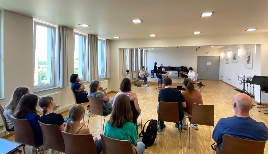 Ensemble Good Mori - offene Probe für die Intersonanzen 2024 Im Kammermusiksaal der Städtischen Musikschule probt das Ensemble Good Mori aus Korea. Wir sehen das Ensemble über die Köpfe von 10 Zuhörer*innen hinweg.