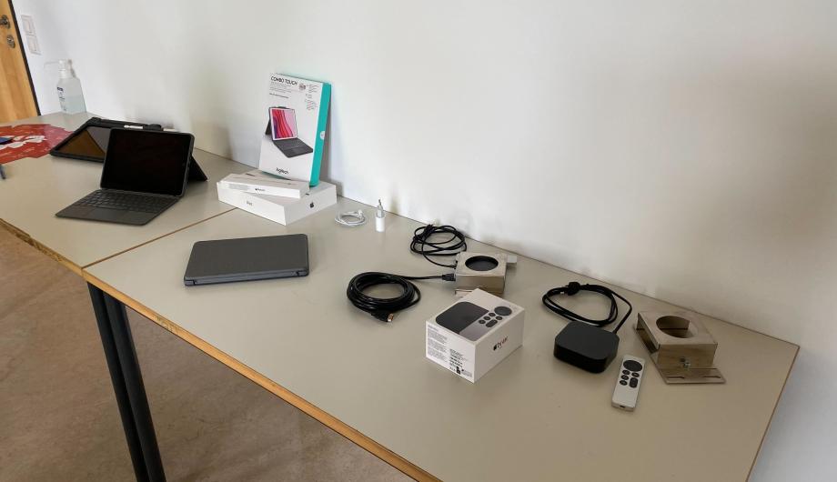 Verschiedene Modelle von interaktiven Displays, Beamer, Endgeräte, wie iPads und Notebooks sowie Technik für Virtual Reality