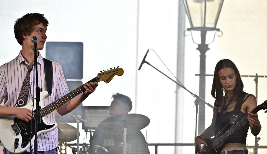 Der Gitarrist einer Band beobachtet die Bassisten der Gruppe bei ihrem Solo