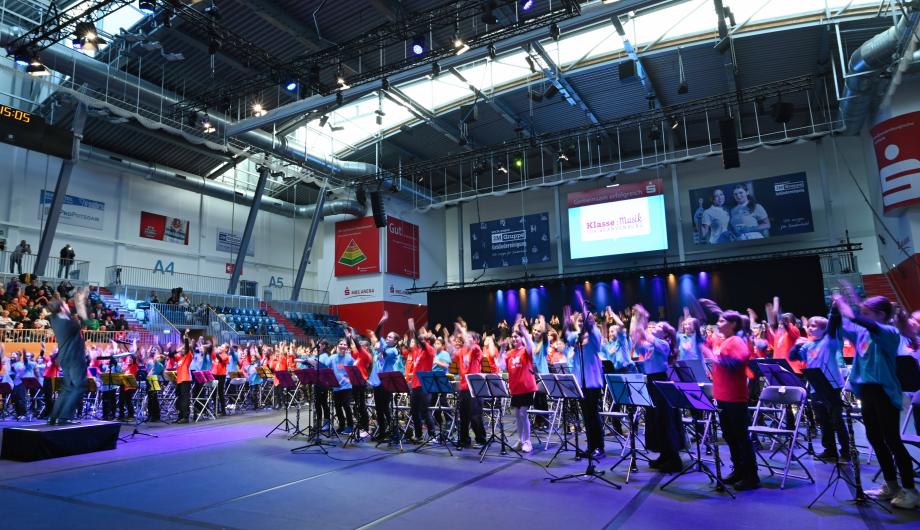 "Klasse : Musik" in der MBS-Arena in der großen MBS Arena sind 250 Kinder zu sehen, die unter Anleitung eine Choreographie machen