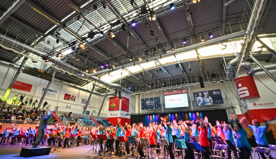 Klass : Musik - Spaß an Bodypercussion In der großen MBS Arena sind 250 Kinder zu sehen, die unter Anleitung eine Choreographie mit Bodypercussion machen