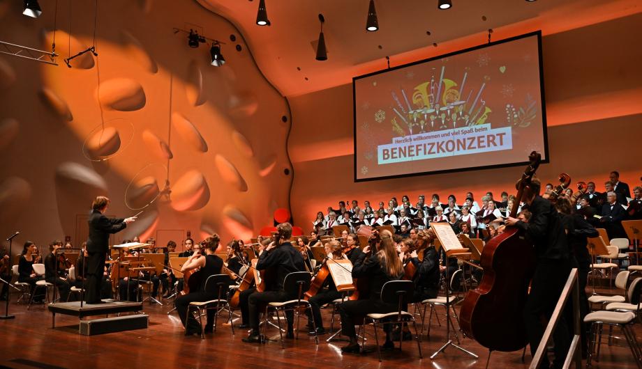 Marion Kuchenbecker dirigiert das JSO und ihren gemischten Chor Eine Dirigentin leitet das große Orchester und einen Chor der Städtischen Musikschule im Nikolaisaal