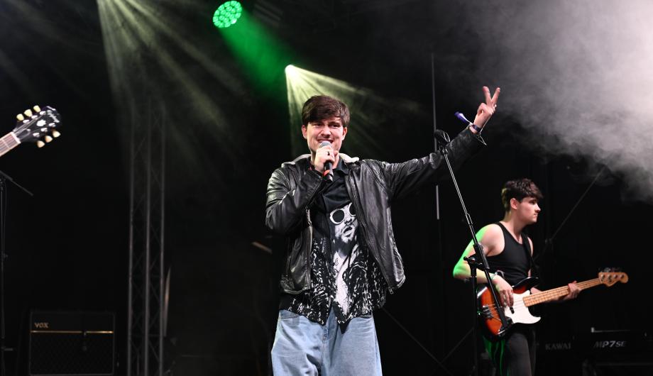 Ein Rocksänger auf der Bühne in Aktion