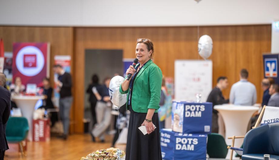 Klaudia Gehrick auf der Bühne im Havel-Saal beim Potsdamer GründerTag 2025