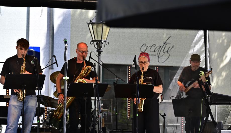 Wir sehen ein altersgemischtes Quartett mit 3 Saxophonen und einem Bassisten