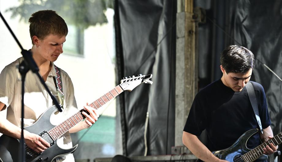 Zwei Rockgitarristen auf der Bühne in Aktion 