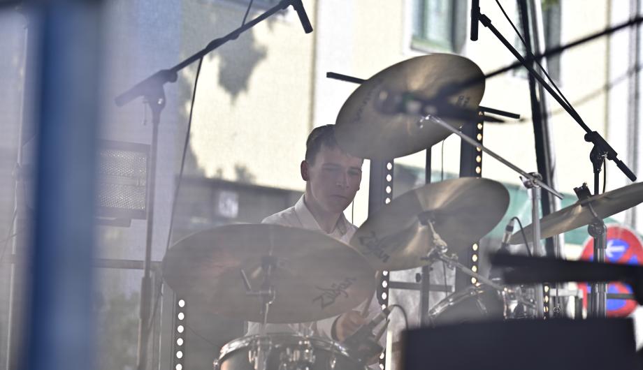 Ein Drummer auf der Bühne in Aktion