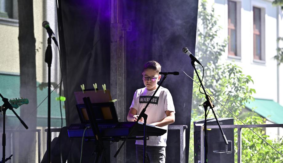 Wir sehen einen sehr jungen Keyboarder beim Auftritt
