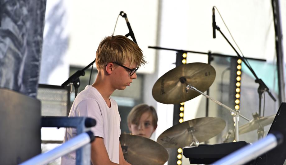 Wir sehen einen sehr jungen Keyboarder beim Auftritt