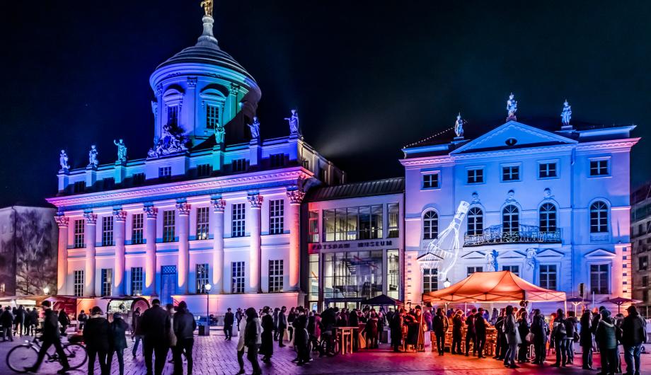 Das Alte Rathaus und Potsdam Museum sind in blau beleuchtet.