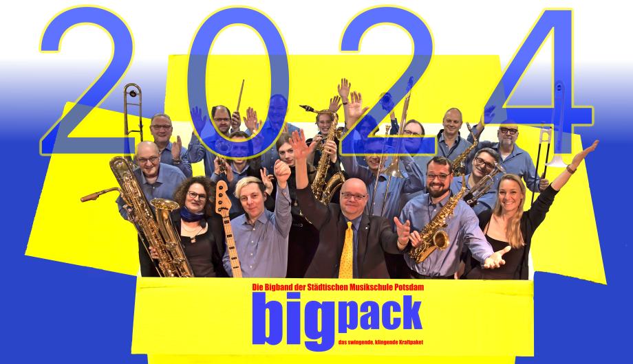 Hinter der Jahreszahl 2024 schauen in einer fröhlichen Bildmontage die Mitglieder einer großen Bigband mit ihren Instrumenten aus einem gelben Karton - das ist "BigPack" - die Bigband der Städtischen Musikschule.