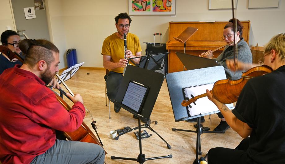 Probenarbeit für die Intersonanzen Das Quintett Broken Frames Syndikates probt mit Gesang und klassischen Musikinstrumenten in einem Überraum der Musikschule