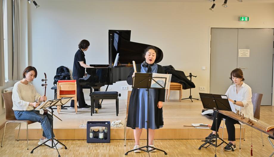 Ensemble Good Mori - offene Probe für die Intersonanzen 2024 Im Kammermusiksaal der Städtischen Musikschule probt das Ensemble Good Mori aus Korea. Wir sehen das Ensemble mit zwei koreanischen Saiteninstrumenten, Flügel und Gesang in Aktion.