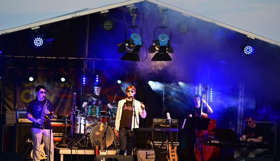 Auf der einer Open Air-bühne tritt das Jazzquintett Jazzyka der Städtischen Musikschule Potsdam auf.